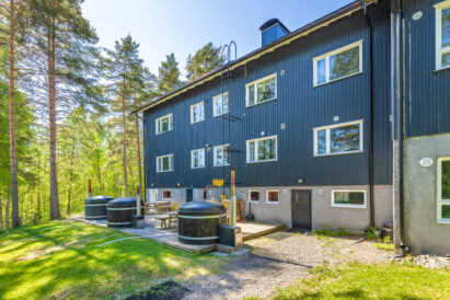 Räyskälän Suuren Huvilan järven puoleisella avoterassilla on 3 puulämmitteistä kylpypaljua.