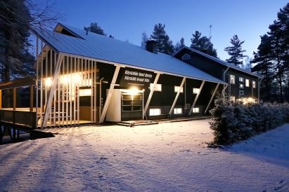 Räyskälän Suuri Huvila tarjoaa loistavat puitteet ison ja pienen ryhmän kokouksille, lomanvietoille tai juhliin ympäri vuoden.