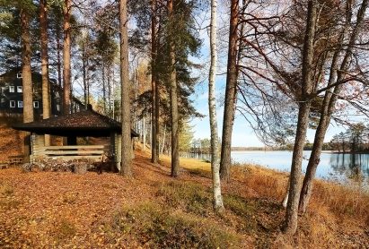 Räyskälän Suuren Huvilan grillikatos sijaitsee aivan Kaartjärven rannalla.