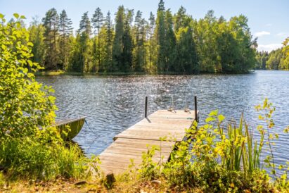 Syvälahden rannassa kivenheiton päässä Lopen Erähuvilasta on Evon Luonnon asiakkaiden käytössä oleva laituri ja soutuvene.