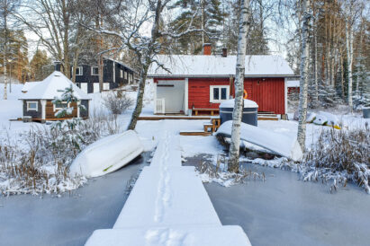 Evon Suuren Huvilan rantasaunan edessä sijaitsee rantalaituri ja 1 kylpypalju. Saunan vieressä on ympärivuotiseen käyttöön sopiva grillikota.
