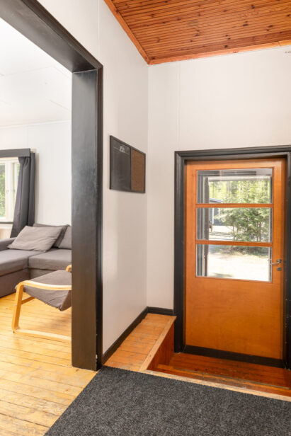 Räyskälän Suuren Huvilan länsipäädyn erillistä huoneistoa vuokrataan myös erikseen Räyskälän Rantahuoneistona.