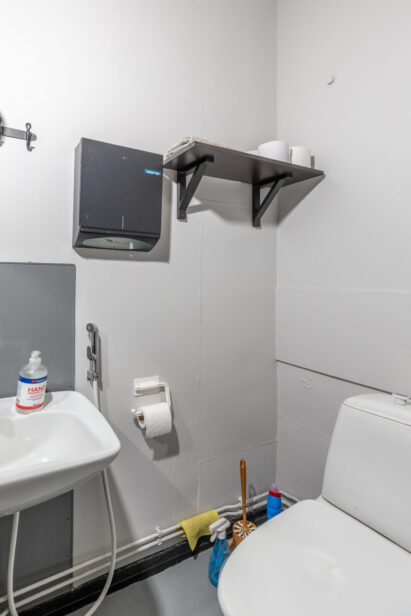 Räyskälän Suuren Huvilan erillisenä vuokrattavan länsipäädyn kulmahuoneiston wc.