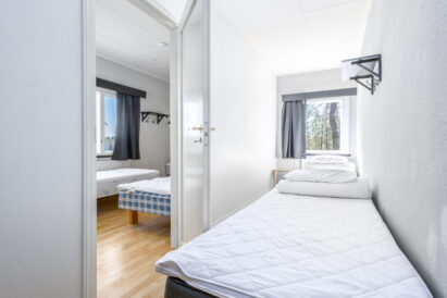 Räyskälän Suuren Huvilan yläkerran makuuaula, jossa on 2 vuodepaikkaa.