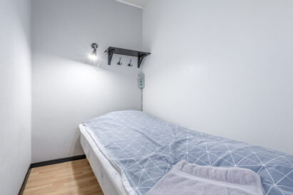 Räyskälän Suuren Huvilan 1 hengen makuuhuone (huone 10).