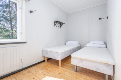 Räyskälän Suuren Huvilan erillisenä vuokrattavan länsipäädyn kulmahuoneiston 2 hengen makuuhuone (huone 12).