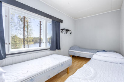 Räyskälän Suuren Huvilan 3 hengen makuuhuone (huone 9).
