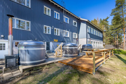 Räyskälän Suuren Huvilan rantaterassilla on 3 kylpypaljua ja näkymä kauniille Kaartjärvelle.