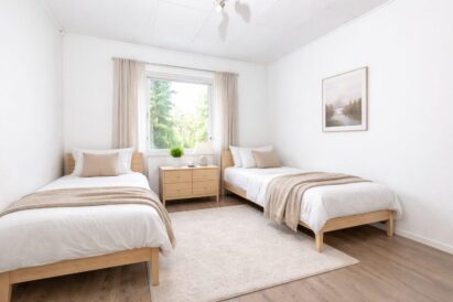 Tekoälyllä tuotettu havainnekuva Räyskälän Kattohuoneiston ison huoneiston makuuhuoneesta.