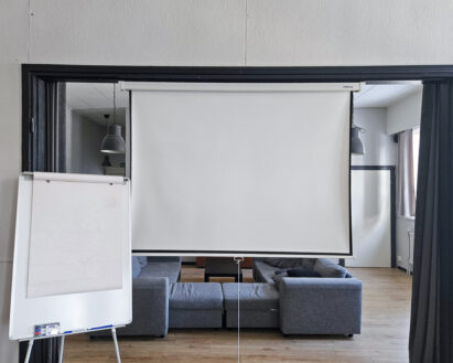 Pääsalissa on käytössä valkokangas, dataprojektori ja valkotaulu.